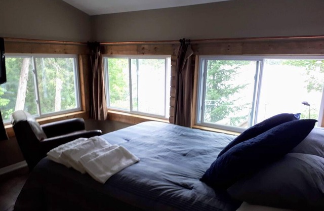 Sweet Retreat Loft Cottage con impresionantes vistas al lago