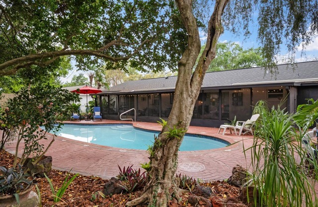 SWIM! Pool Paradise - close to Orlando/Tampa/St Pete - Cozy & Modern
