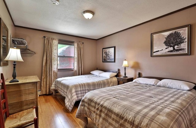 Swiss Farm Inn - RM10 "Ovation" 2 Double Beds