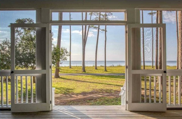 Sycamore Cottage with Ocean Vista