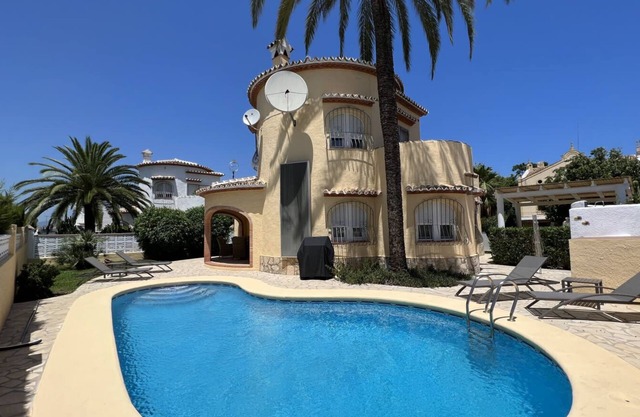 T-0523 Villa muy bien cuidada a 500 m del mar
