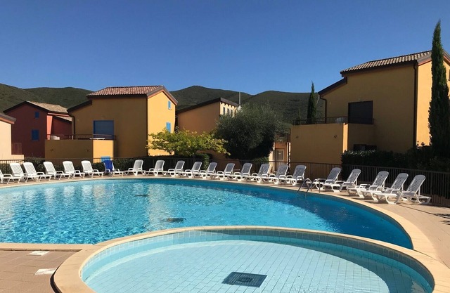T2 en residencia tranquila a 300 m del mar + piscina, cerca de tiendas, montaña