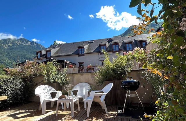 T3 6/8 pers with large terrace, swimming pool, wifi, parking in Vignec / Saint-Lary
