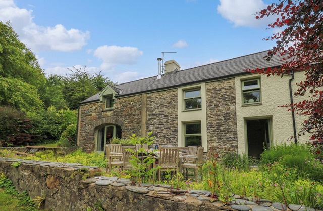 TAIBACH, pet friendly, character holiday cottage in Dinas Cross