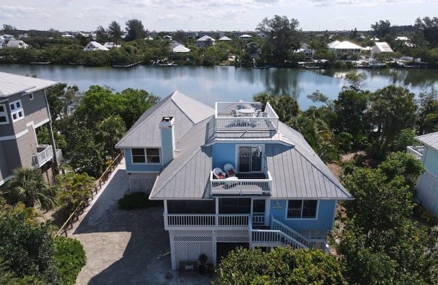 Captains Quarters: ¡Hermosa 3 habitaciones al otro lado de la playa!