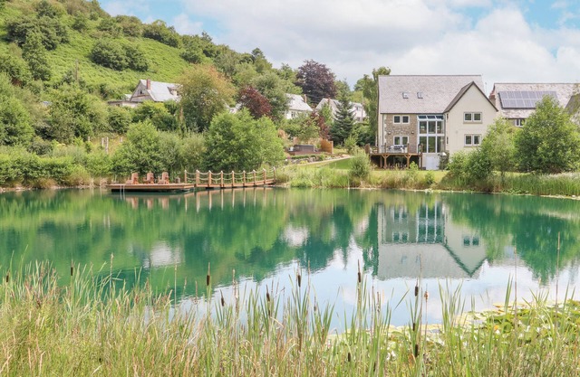 TAN YR ALLT, pet friendly, luxury holiday cottage in Meifod, Powys