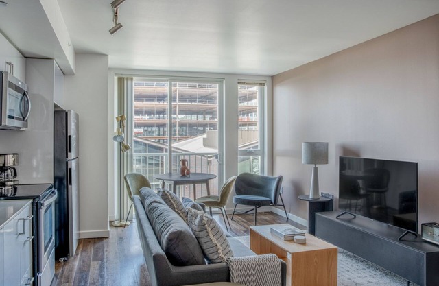 Tasteful Bellevue Studio w/ Gym & W/D, nr Shopping, by Blueground