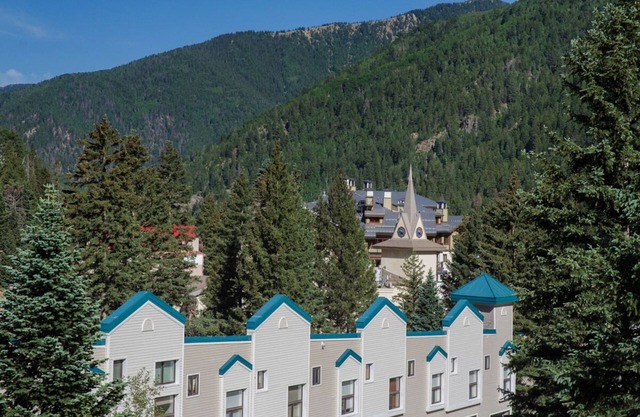 Especial de verano! Condominio de dos niveles con comodidades básicas y balcón privado