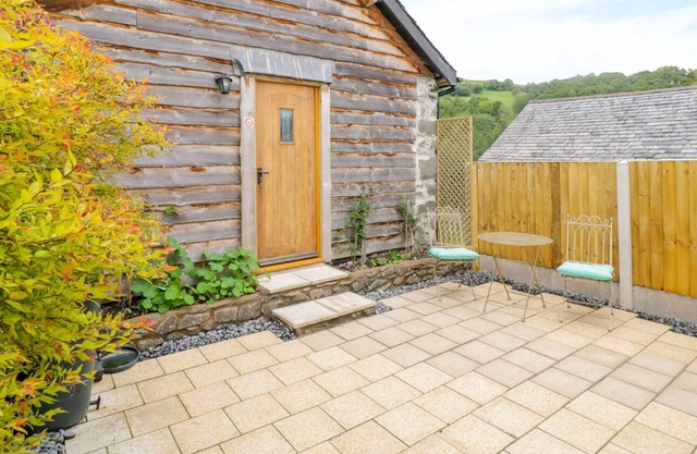 TAWNY BARN, romántico, con un jardín en Llanfyllin, Ref 987297