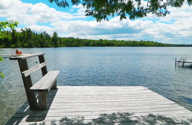 Disfrutar de la región tranquila, prístina de Loon Lake