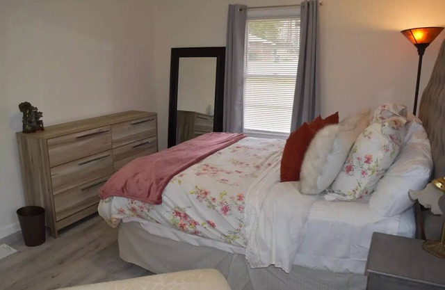 Terry by the Trail Bungalow- 30 + Day rental with utilities and internet