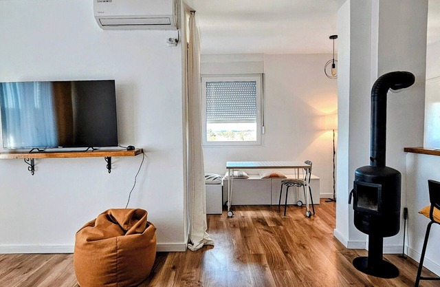 TESLA City-View Apartment with Free Parking, Fruits, Coffee & Wi-Fi Wi-Fi