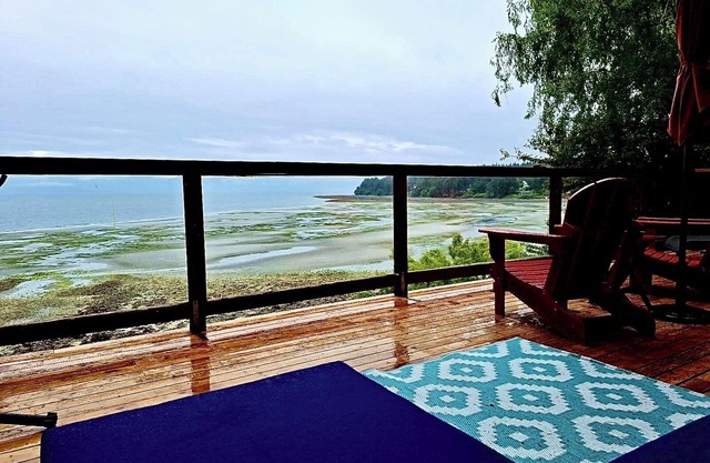 TEXADA Modern 2BR Waterfront Cottage - the Beach House Texada!