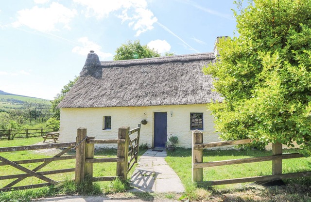 THATCHED COTTAGE, pet friendly, with hot tub in Llanybydder
