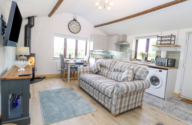 THE ANNEXE, GRANGE FARM, romantic, with a garden in Hainford