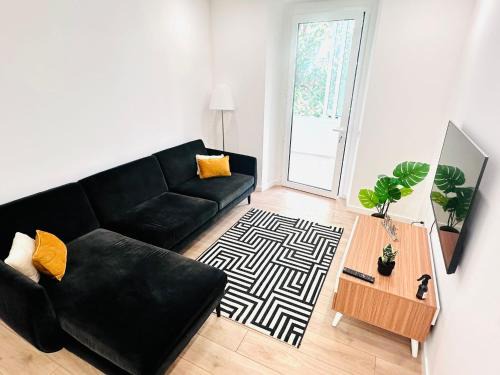 The Antonio Pedro House - NO 2D - Stunning Three-Bedroom Apartment