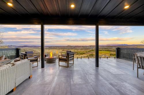 The Back Nine Retreat by AvantStay Private Golf Sim, Firepit & Mountain Views Near Dollywood