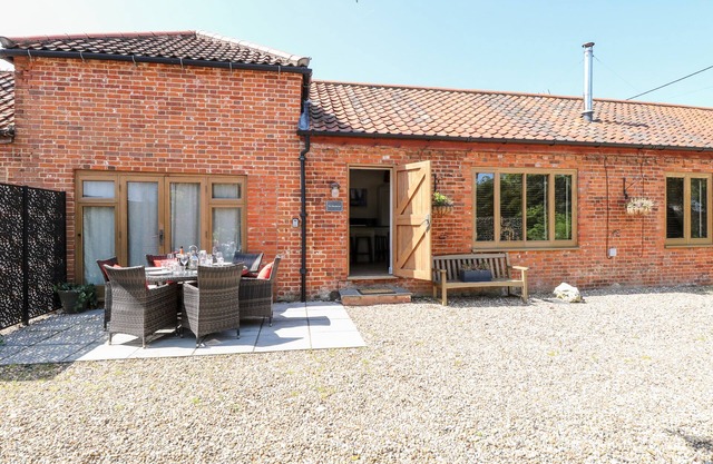 THE BARNHOUSE, pet friendly, with a garden in North Walsham