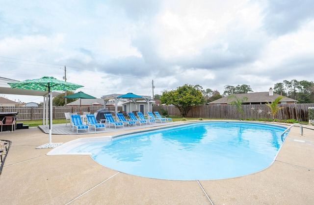Perfect for Families Private Pool, Hot tub, Fenced Yard, Pets ok, Near Beaches