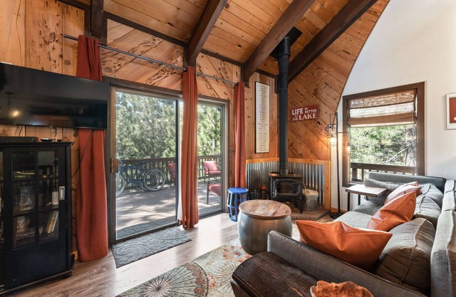 The Bears Den Chalet - 1BD / 1BA + Pvt. Desván