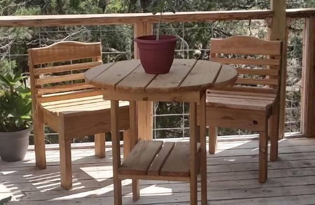 The Boulderdash Bird House studio apt! Wonderful tree top setting, in nature!