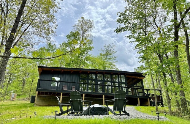 The Briar House-a modern, stylish, spacious romantic cabin w/ hot tub & trails!