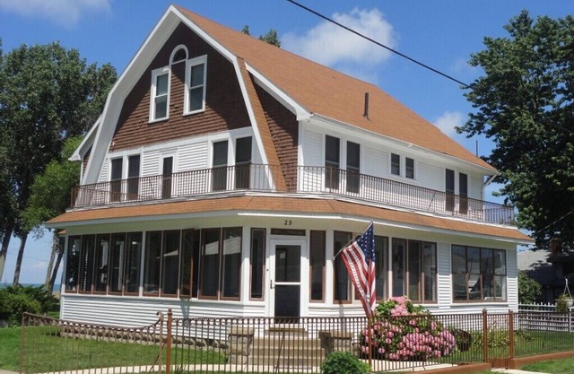 The Buster Brown Shoe House - frente al lago con cenador y porche envolvente
