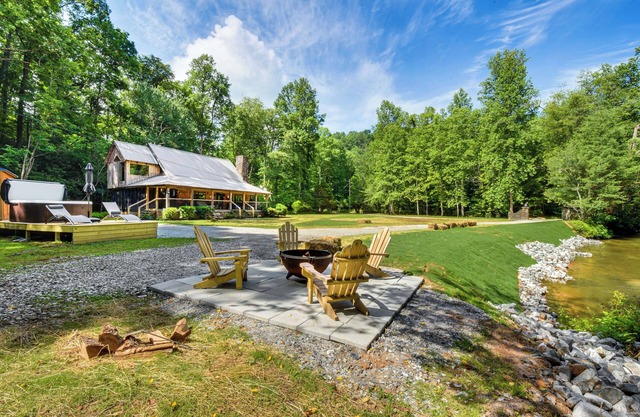 'The Cabin at Dukes Creek' w/ Fire Pit & Hot Tub!