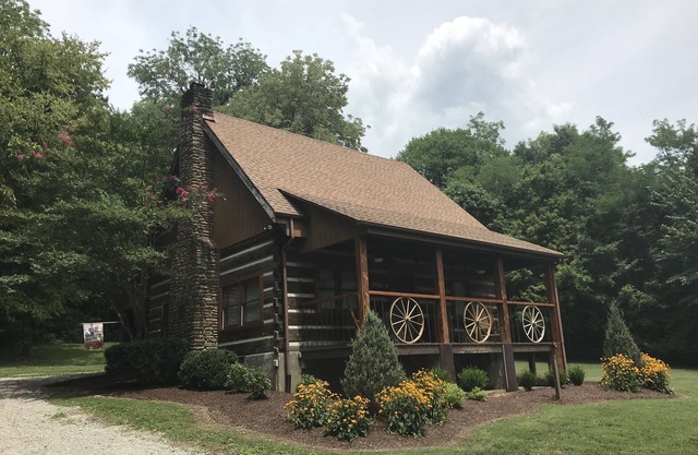 The Cabin at Flat Rock Farms - esplendor rústico en una hermosa granja de caballos cerrada