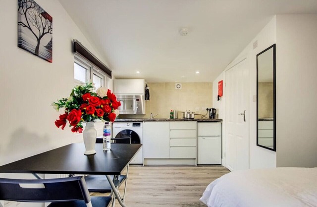 the Cabin: Luxury Studio
