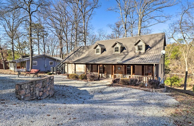 The Captains Quarters in Rogers w/ Covered Porch!