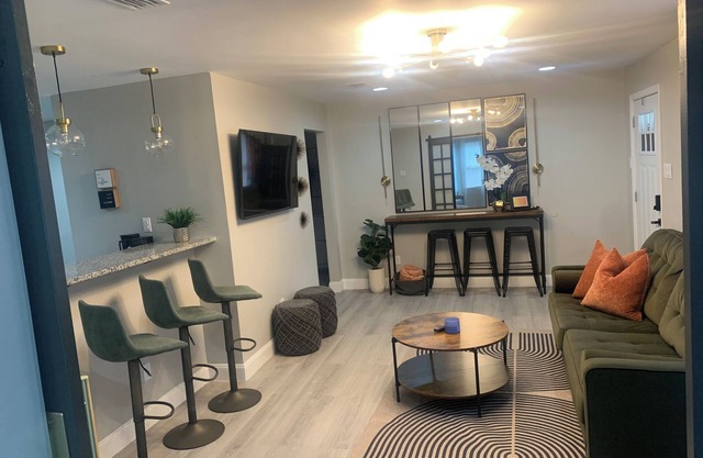 The Chic Getaway: 2BD/1BA Q Beds w/ Smart TVs
