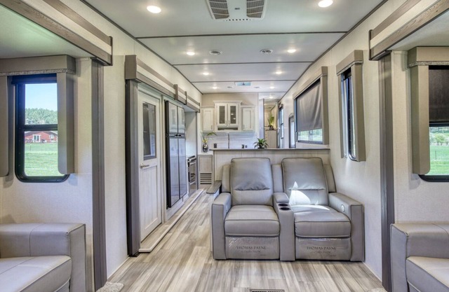 The Chickadee: Weekly -5%! King Bed! By The Pool! Near Trails!