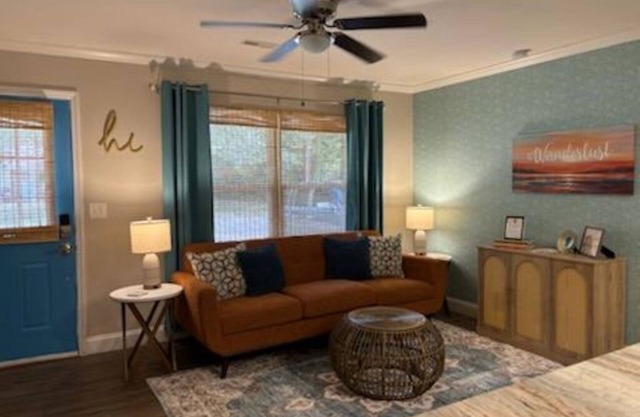 The Coastal Haven / King Bed / WIFI / Near Shopping & Dining