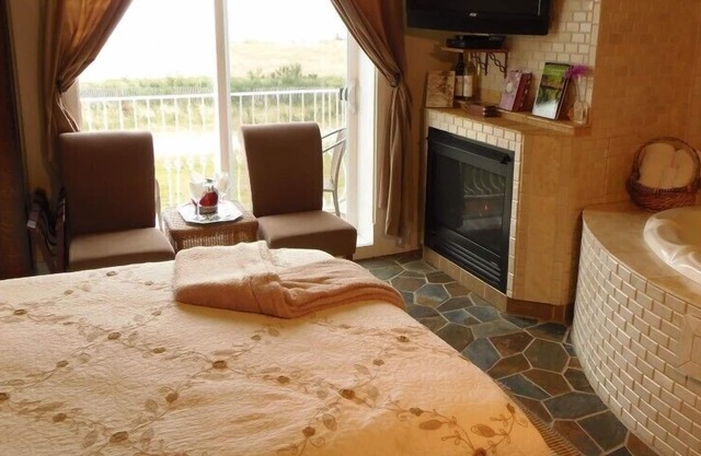 The Collins Inn and Seaside Cottages - Adults Only
