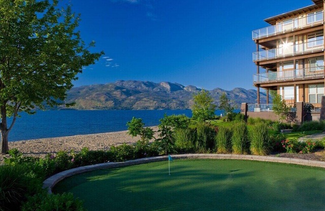 The Cove Lakeside, private grnd flr w/ large covered deck, lake, park, mtn view