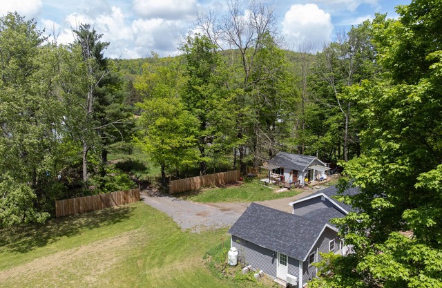 The Cozy Cabins at Walnut Grove- Your Perfect Getaway near Hunter/ Windham
