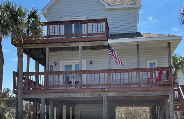 The Crow's Nest - great location / sunset decks / sleeps eight