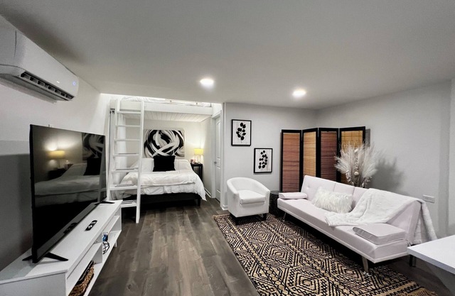 The Double Door Inn - Tiny Home Duplex
