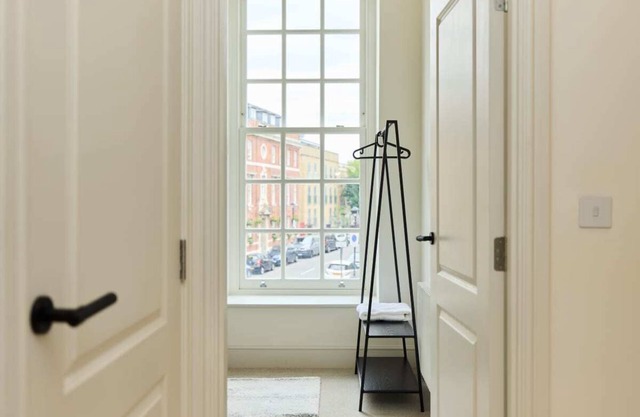 The East London Mile Crib - Bright 2bdr Flat