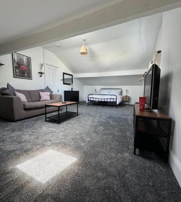 The Eaves - Victorian second floor, open plan apartment