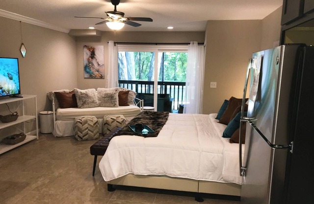 The Escape at the Ravines |King Studio w/Daybed |Full Kitchen |Dogs Ok |Screened Porch |Wooded Views