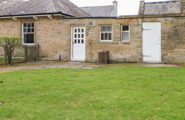 THE FARM COTTAGE, pet friendly, with a garden in Corbridge