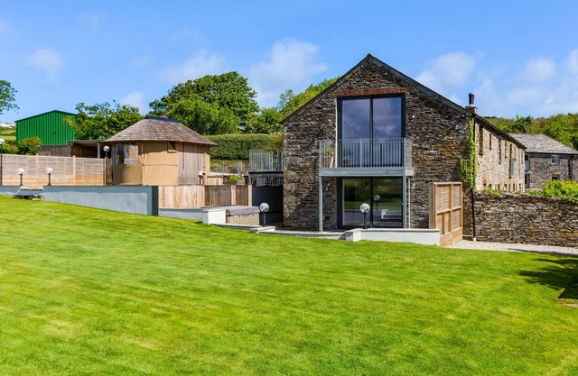 THE FARMHOUSE - WITHIN THE HELLAND BARTON FARM COLLECTION in Delabole