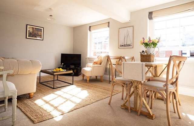 The Flat - Luxurious Apartment in Central Bridport