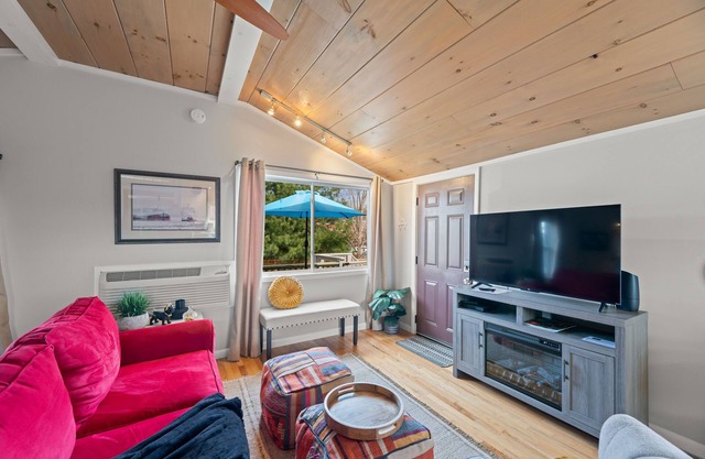 The Georgia Peach is modern studio apartment, a perfect mountain getaway for two