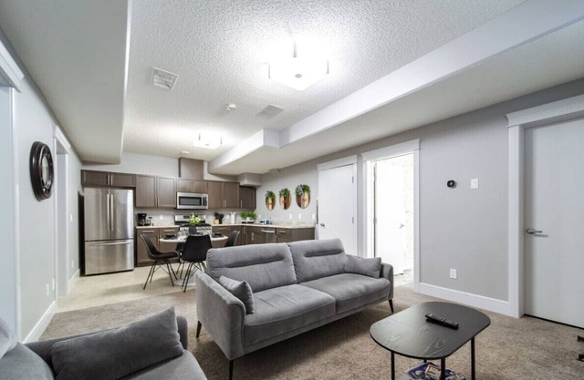 The Getaway Suite | King Bed | Near Airport | WiFi