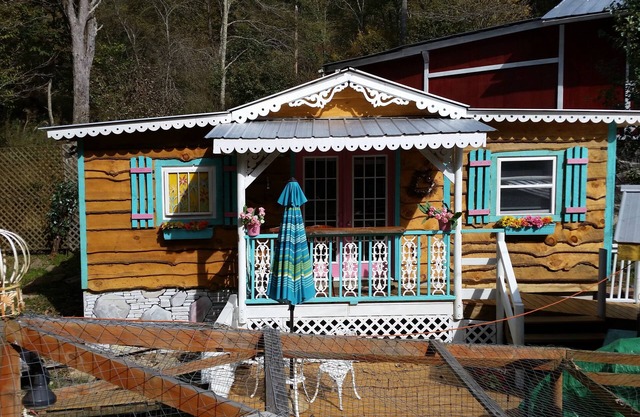 The Gingerbread FarmYard Tiny Home