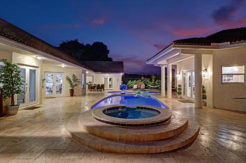The Grand Luxe 8BR Villa w POOL and basketball