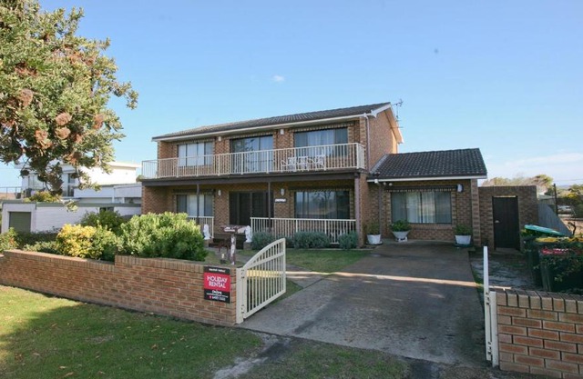 The Gull Ocean views family home Bermagui